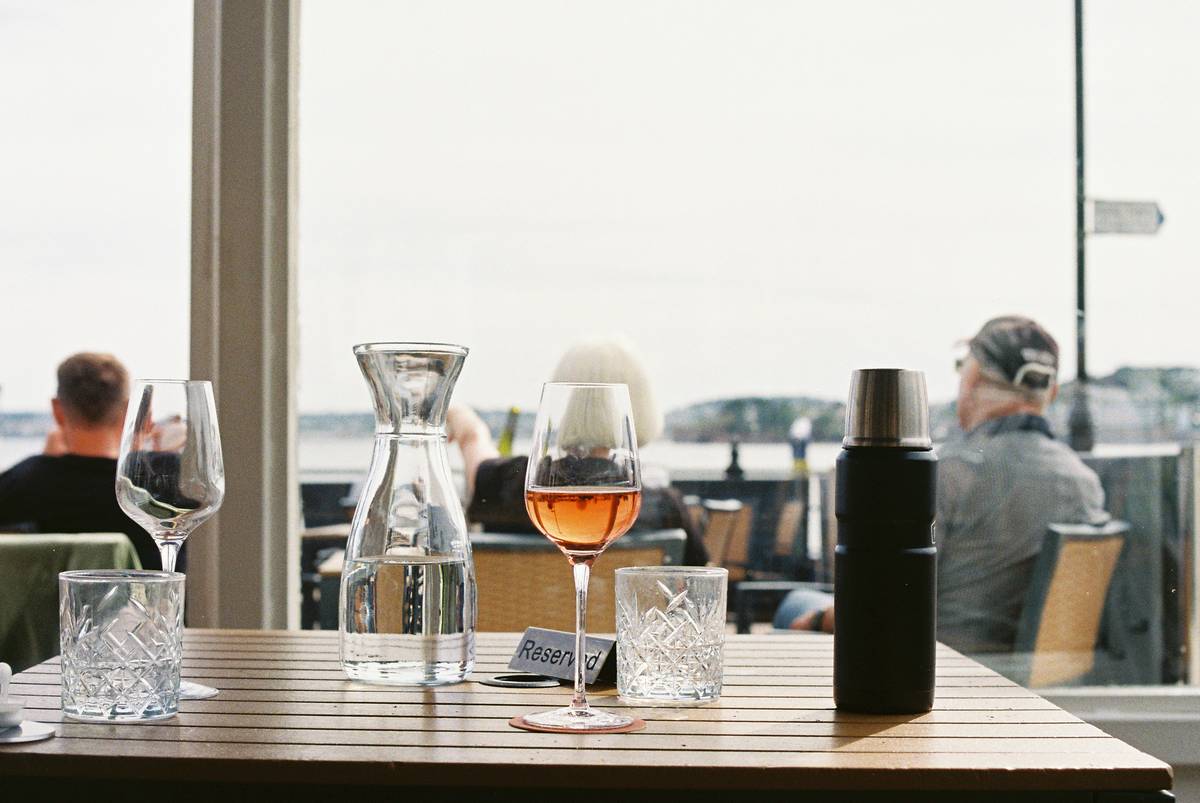 Chart comparing temperature retention of single-wall vs double-wall insulated wine glasses over 90 minutes