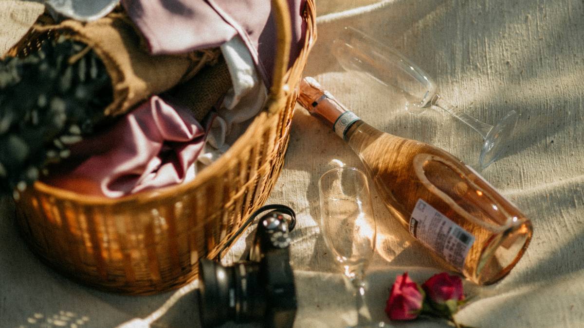 Comparison table: material safety, insulation, recyclability, and price of 6 top outdoor wine glass brands