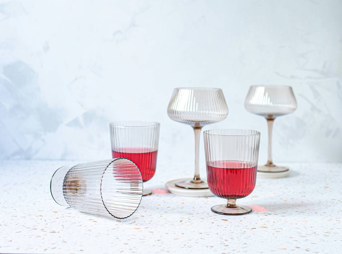 Line chart comparing temperature retention of insulated vs standard wine glasses over 60 minutes