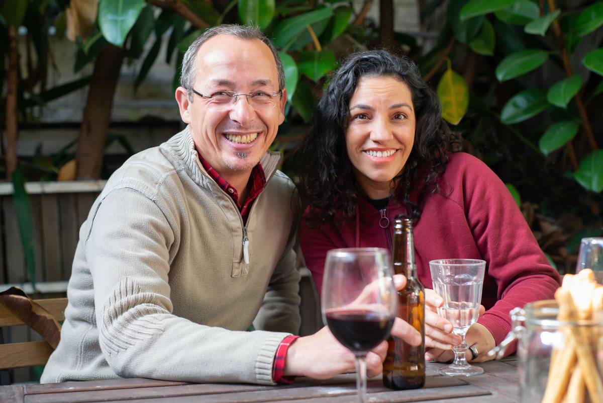 Temperature retention comparison chart: insulated vs. regular wine glass over 60 minutes outdoors