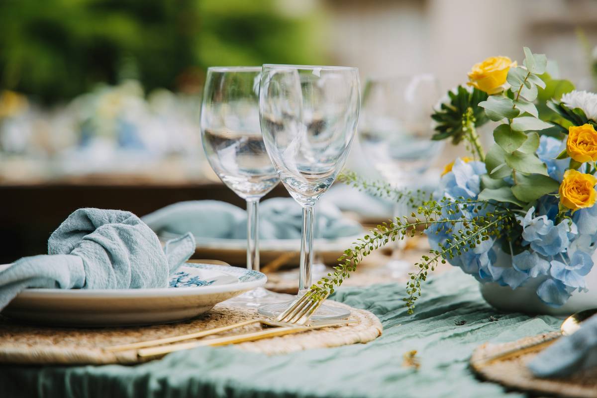 Stylish outdoor wine glasses blue with condensation-free double-wall insulation on a wooden picnic table